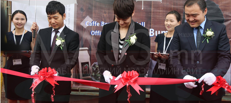 Солонгосын одын гарын үсгийг авах гэсэн охидын үймээний бичлэг